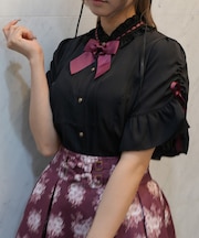 リボンブローチ付き姫袖風ブラウス