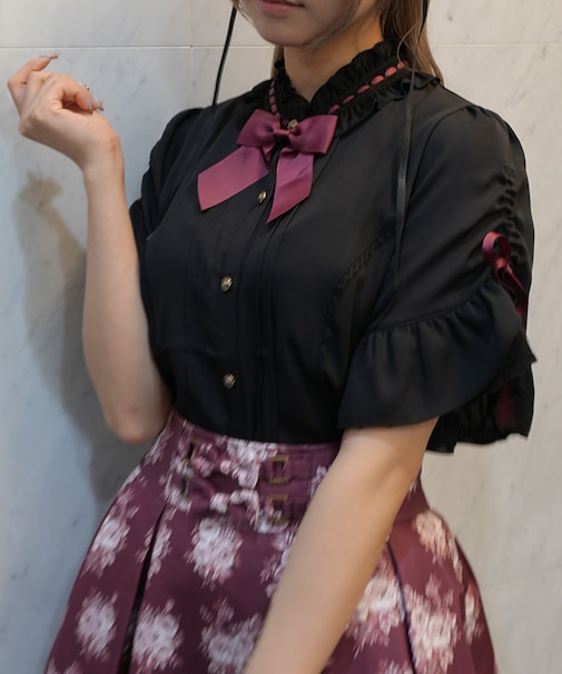 リボンブローチ付き姫袖風ブラウス