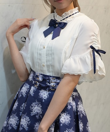 リボンブローチ付き姫袖風ブラウス