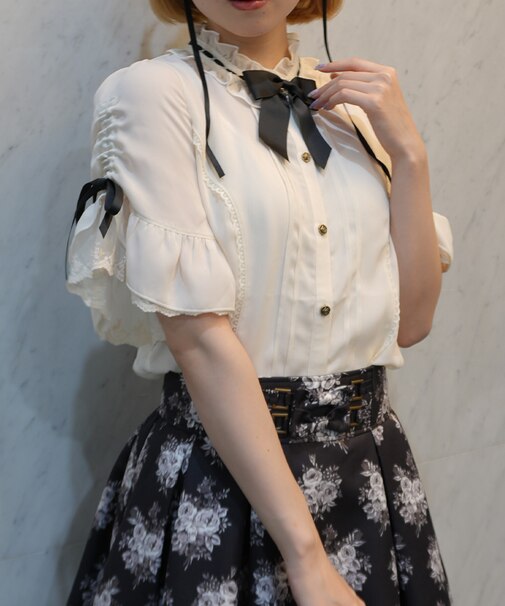 リボンブローチ付き姫袖風ブラウス
