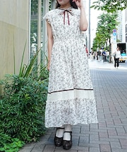 カットワーク花柄ワンピース