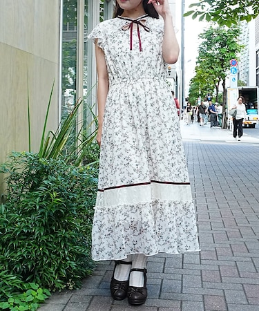 カットワーク花柄ワンピース