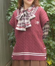 刺繍入りチルデンニットベスト