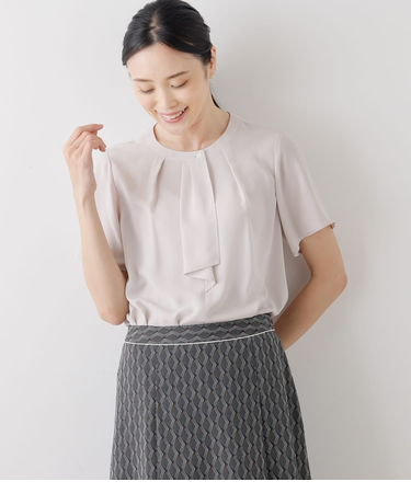 ソフトパウダークロス タックフリル半袖ブラウス
