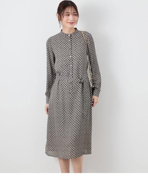 アーキテクスチャーモチーフプリント スタンドカラ―ワンピース