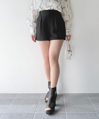 タック入りショートパンツ