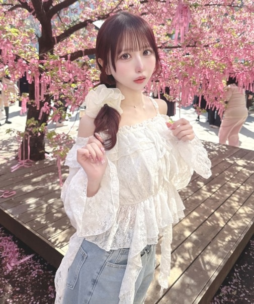 フリルオフショルブラウス