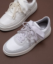 【軽量】パールリボン付きコートスニーカー