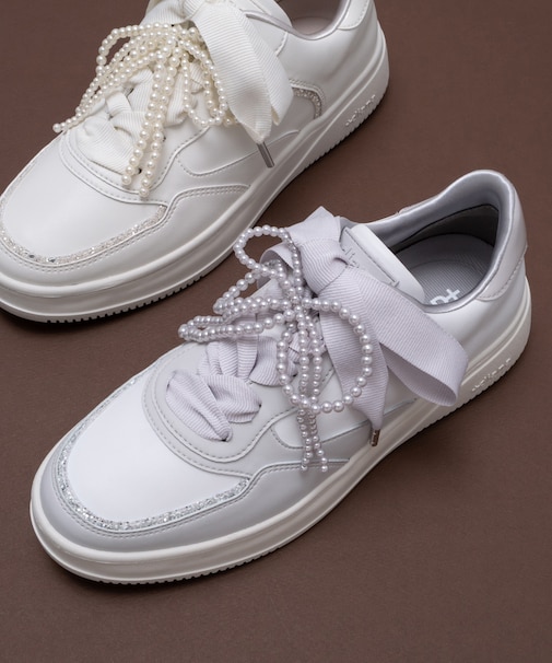 【軽量】パールリボン付きコートスニーカー