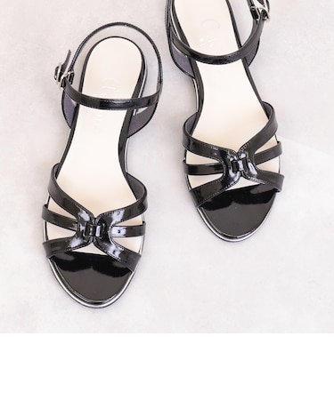 エナメルストラップフラットサンダル