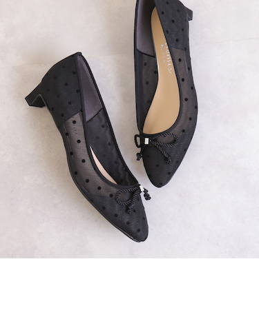 リボンモチーフ　ドットチュールパンプス