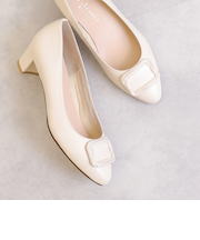 バックル付きソフトラウンドトゥパンプス