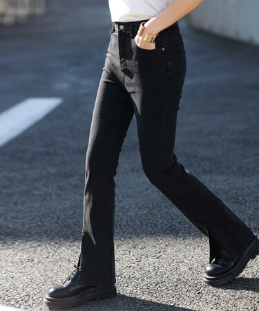 フレアシルエットスリットストレッチデニムパンツ