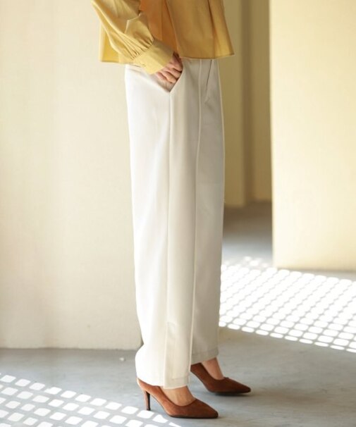 サイドスリット入りフレアスラックスパンツ