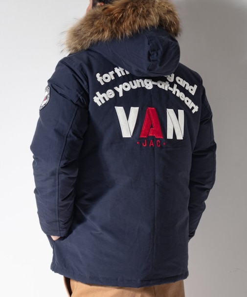 ダウンパーカー＜アーチロゴ＞