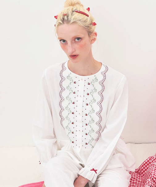 コットンダブルガーゼレーシーフリルペプラムパジャマ 上下セット ルームウェア 部屋着 綿100% お肌に優しい やわらか 着心地がいい いちご柄 レース 刺繍 上品 大人可愛い かわいい おしゃれ