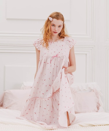 コットンダブルガーゼプティチェリーギャザーワンピース ナイトドレス ネグリジェ ルームウェア 部屋着 パフスリーブ さくらんぼ リボン 大人かわいい おしゃれ 上品 綿100% お肌に優しい 着心地がいい