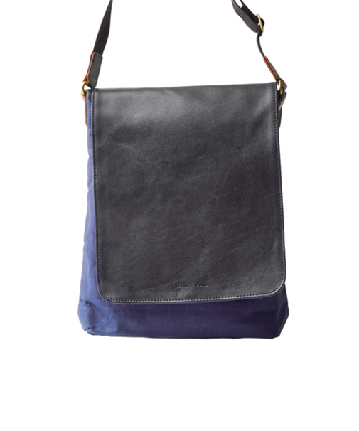 アコースティックワールド（acoustic　world）　フランクシリーズ　縦型ショルダーバッグ　Sサイズ　aw00201　ブラック