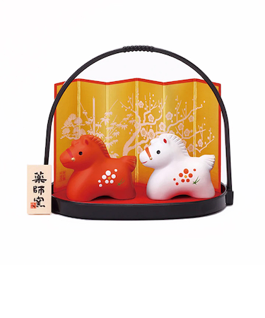 【正月用品】　薬師窯　錦彩招福午　紅白　小手籠付　57