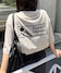 グレー