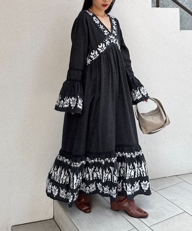 【aguni】刺繍Vネックフレアスリーブワンピ