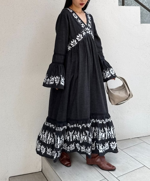 【aguni】刺繍Vネックフレアスリーブワンピ