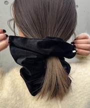 lilプレート付きベロアBIGシュシュ