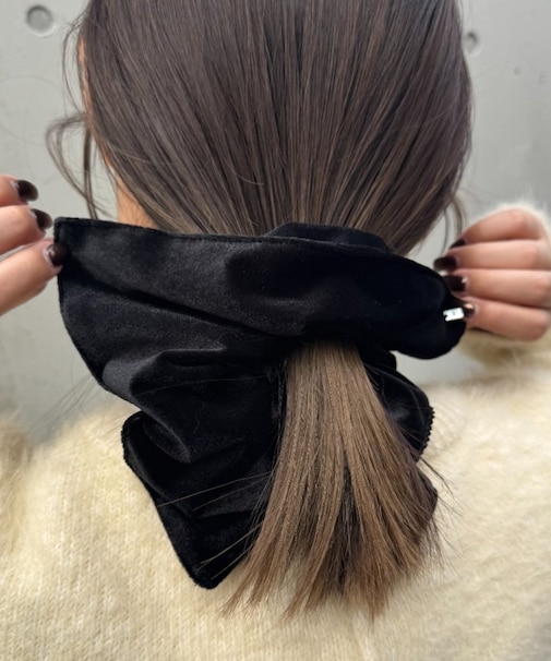 lilプレート付きベロアBIGシュシュ