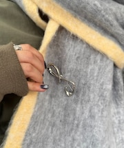 lilひねり変形ブローチ