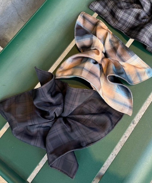 lilサテンチェック柄スクエアBIGシュシュ