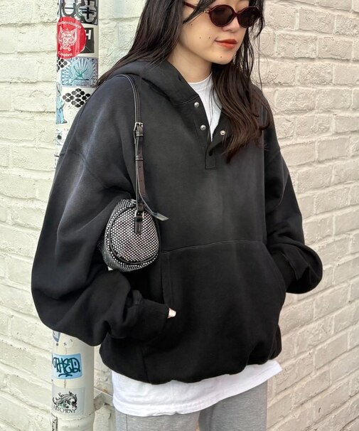 【UNISEX】スプレー加工ヘンリースナップフーディー