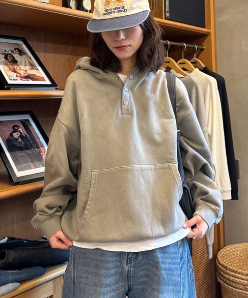 【UNISEX】スプレー加工ヘンリースナップフーディー