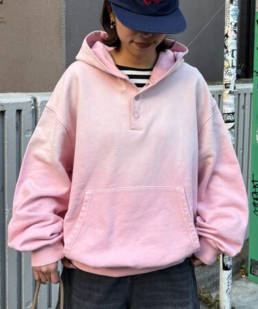 【UNISEX】スプレー加工ヘンリースナップフーディー
