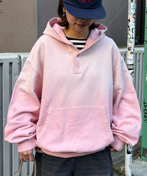 【UNISEX】スプレー加工ヘンリースナップフーディー