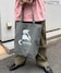 グレー