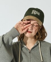 :スウェード切替ロゴ刺繍キャップ