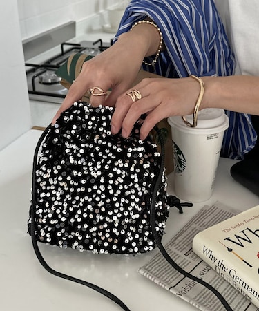 【コーデのポイントに◎】スパンコール巾着ショルダーバッグ