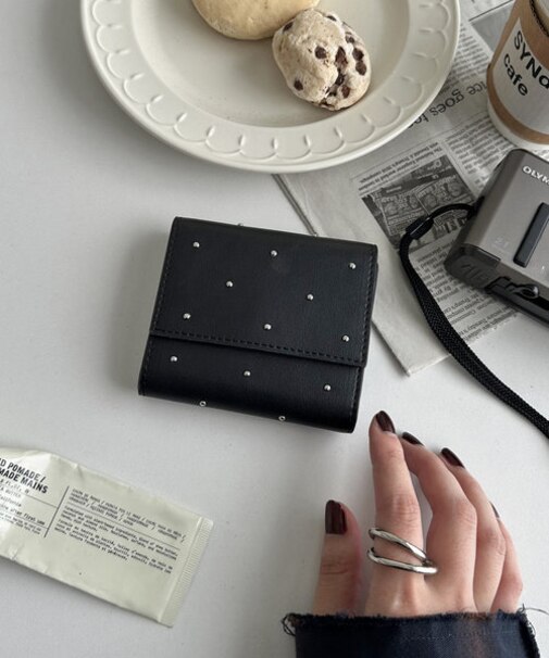 スタッズ三つ折りウォレット