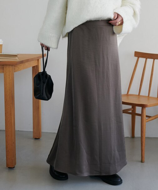 サテンフレアスカート
