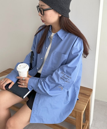 【ユニセックス/WEB限定】ハンドライトロゴ刺繍オーバーシャツ