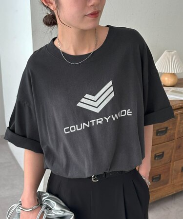 【ユニセックス】スプレー加工コーポレートグラフィックTシャツ