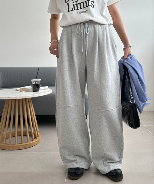 【ユニセックス】ワンポイント刺繍バレルレッグスウェットパンツ