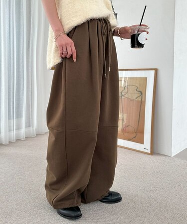 【ユニセックス】ワンポイント刺繍バレルレッグスウェットパンツ