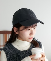 スクエアロゴ同色刺繍CAP