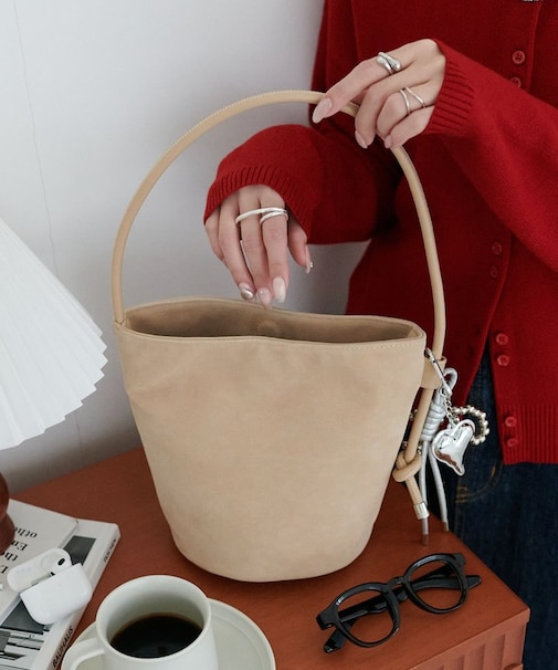 チャーム付ワンハンドルスエードミニショルダーバッグ