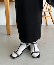 Tストラップサンダル