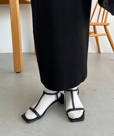 Tストラップサンダル