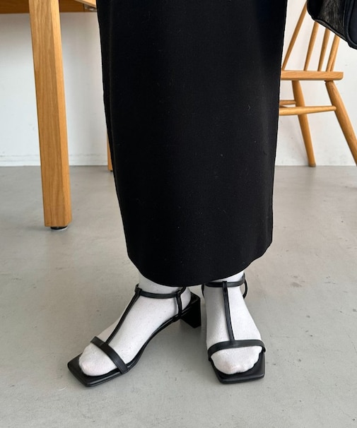 Tストラップサンダル