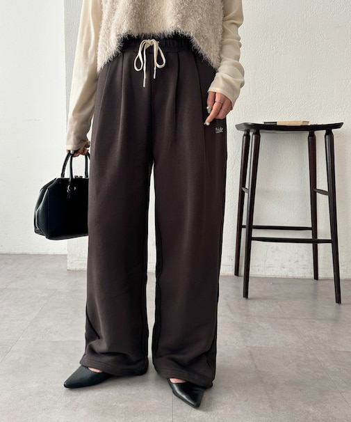 【Enlude】ワンポイント刺繍バレルスウェットパンツ《ユニセックス》