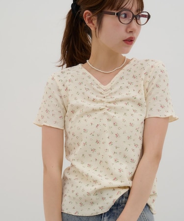 【umm.】胸ギャザー花柄ワッフル半袖トップス
